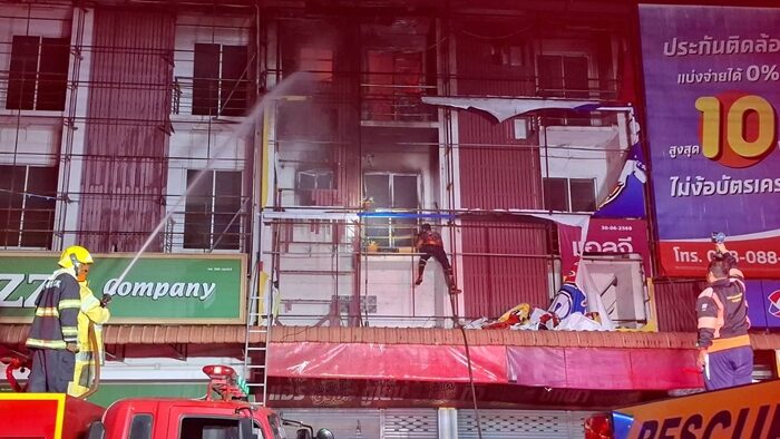 Fire devastates commercial building in Pathum Thani | News by Thaiger