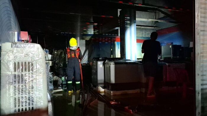 Fire devastates commercial building in Pathum Thani | News by Thaiger