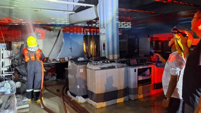 Fire devastates commercial building in Pathum Thani | News by Thaiger