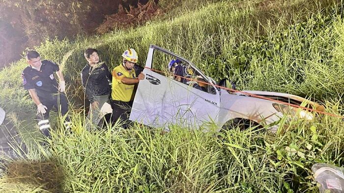 กระบะพาญาติไปทำธุระที่กรุงเทพฯ กำลังเดินทางกลับสกลนคร คนขับหลับใน รถเสียหลักพลิกตะแคงตกข้างทาง 6 ชีวิตบาดเจ็บระนาว เจ้าหน้าที่เร่งช่วยเหลือ