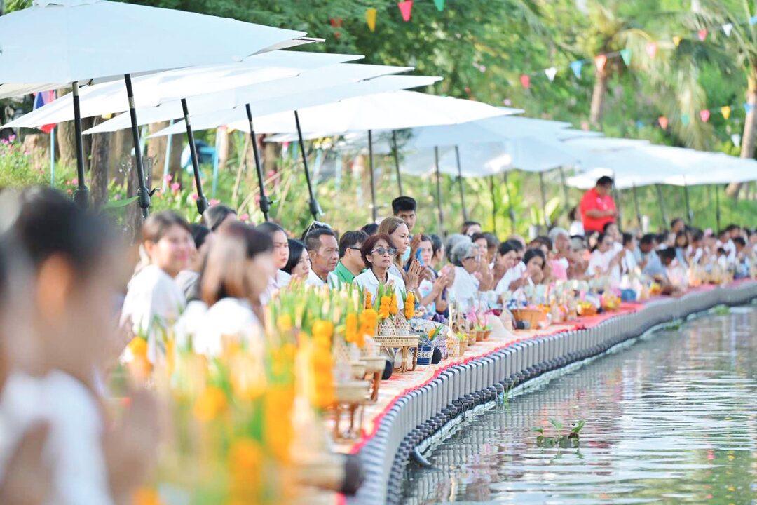 ข่าวสดพระเครื่อง - อิ่มบุญ-ตักบาตรทางน้ำ ริมคลองข้าวตอก-พิจิตร