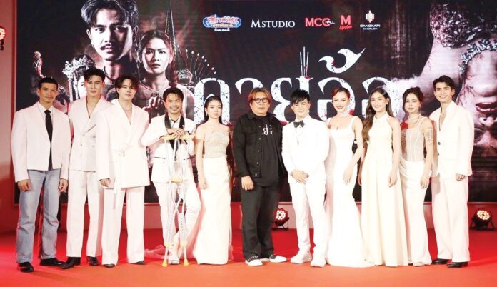 เบื้องหลังมายา