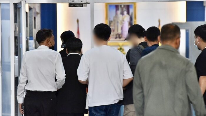 7 ตำรวจจราจร รุมกระทืบ ลูกอดีตตำรวจ ยศ พ.ต.ท. บาดเจ็บสาหัสคาด่านตรวจแอลกอฮอล์ เข้ารับทราบข้อกล่าวหา ดีเอสไอ กฎหมายซ้อมทรมาน