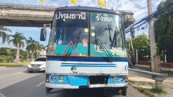 ชนวินาศสันตะโร ผู้โดยสาร สุดระทึก รถเมล์ เบรกแตก พยายามประคองเข้าเลนซ้าย ก่อนเอาไม่อยู่ พุ่งเสยรถเก๋ง-รถกระบะพังยับ 7 คันรวด บาดเจ็บอีก 4 ราย
