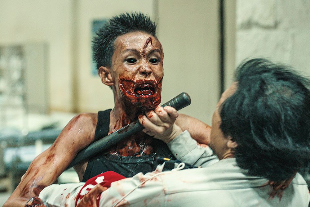 เบื้องหลังมายา - ‘เต็นท์’สานฝันสิบปีเป็นจริง มวยไทยสู้ซอมบี้‘ปากกัด ตีนถีบ’