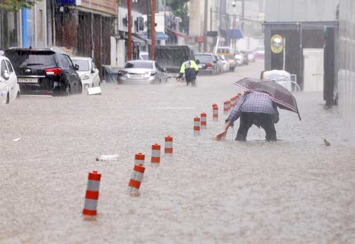 เกาหลีใต้เตือนสูงสุด “ฝนถล่ม-น้ำท่วมหนัก” สลดดับแล้ว 4 ศพ-กว่า 5 พันคนหนีตาย (คลิป)