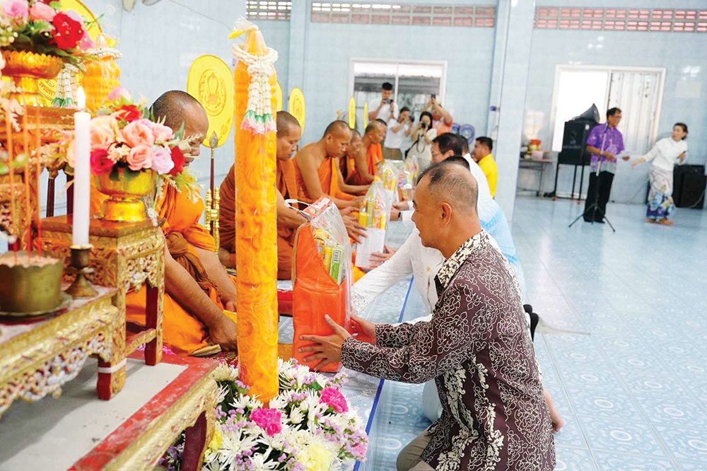 ข่าวสดพระเครื่อง - ถวายเทียน 2 แผ่นดิน เข้าพรรษาไทย-เมียนมา