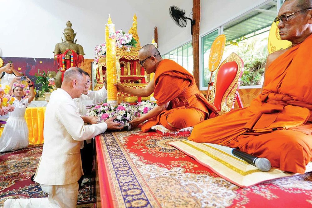 ข่าวสดพระเครื่อง - ถวายเทียน 2 แผ่นดิน เข้าพรรษาไทย-เมียนมา