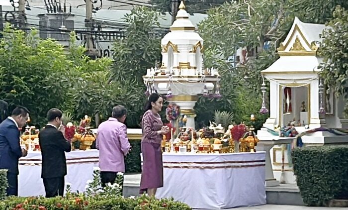 นายกฯอิ๊งค์ ยึดฤกษ์ดี เข้ากระทรวง วธ.วันแรก ไหว้สิ่งศักดิ์สิทธิ์ เสริมมงคลก่อนเริ่มงาน