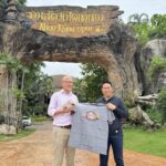 สวนสัตว์เปิดเขาเขียว ต้อนรับเอกอัครราชทูตอังกฤษ มอบเค้กอวยพรวันเกิด “หมูเด้ง”