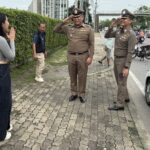รองผู้การนครบาล 2 ช่วยเหลือเปลี่ยนยางรถประชาชนยางแตกข้างทาง ย่านโคกคราม