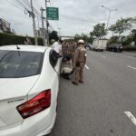 รองผู้การนครบาล 2 ช่วยเหลือเปลี่ยนยางรถประชาชนยางแตกข้างทาง ย่านโคกคราม