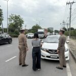 รองผู้การนครบาล 2 ช่วยเหลือเปลี่ยนยางรถประชาชนยางแตกข้างทาง ย่านโคกคราม
