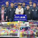 บุกรวบคาบ้านพัก แม่ค้าบุหรี่ไฟฟ้า ยึดของกลางกว่า 1,000 ชิ้น ส่งสน.ดินแดงแจ้งข้อหาหนัก