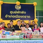 ภูมิธรรม ให้กำลังใจชาวบ้าน ศูนย์พักพิงผู้อพยพ จ.ตราด ร่วมนั่งพื้นกินข้าวพูดคุยกับปชช.