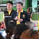 ภูมิธรรม ให้กำลังใจชาวบ้าน ศูนย์พักพิงผู้อพยพ จ.ตราด ร่วมนั่งพื้นกินข้าวพูดคุยกับปชช.
