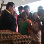 ภูมิธรรม ให้กำลังใจชาวบ้าน ศูนย์พักพิงผู้อพยพ จ.ตราด ร่วมนั่งพื้นกินข้าวพูดคุยกับปชช.