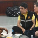 ภูมิธรรม ให้กำลังใจชาวบ้าน ศูนย์พักพิงผู้อพยพ จ.ตราด ร่วมนั่งพื้นกินข้าวพูดคุยกับปชช.