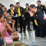 ภูมิธรรม ให้กำลังใจชาวบ้าน ศูนย์พักพิงผู้อพยพ จ.ตราด ร่วมนั่งพื้นกินข้าวพูดคุยกับปชช.