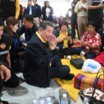 ภูมิธรรม ให้กำลังใจชาวบ้าน ศูนย์พักพิงผู้อพยพ จ.ตราด ร่วมนั่งพื้นกินข้าวพูดคุยกับปชช.