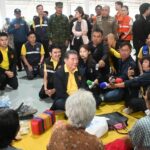 ภูมิธรรม ให้กำลังใจชาวบ้าน ศูนย์พักพิงผู้อพยพ จ.ตราด ร่วมนั่งพื้นกินข้าวพูดคุยกับปชช.