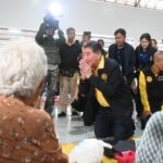 ภูมิธรรม ให้กำลังใจชาวบ้าน ศูนย์พักพิงผู้อพยพ จ.ตราด ร่วมนั่งพื้นกินข้าวพูดคุยกับปชช.