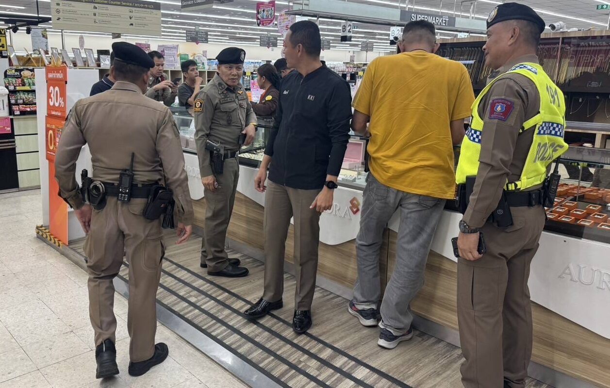 Bangkok man arrested for stealing 52,000 baht gold bracelet | News by Thaiger