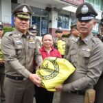 ผบช.น. แม่บ้านตำรวจนครบาล กต.ตร. ร่วมมอบถุงยังชีพ ไข่ไก่ ข้าวสาร ตร.เทียนทะเล