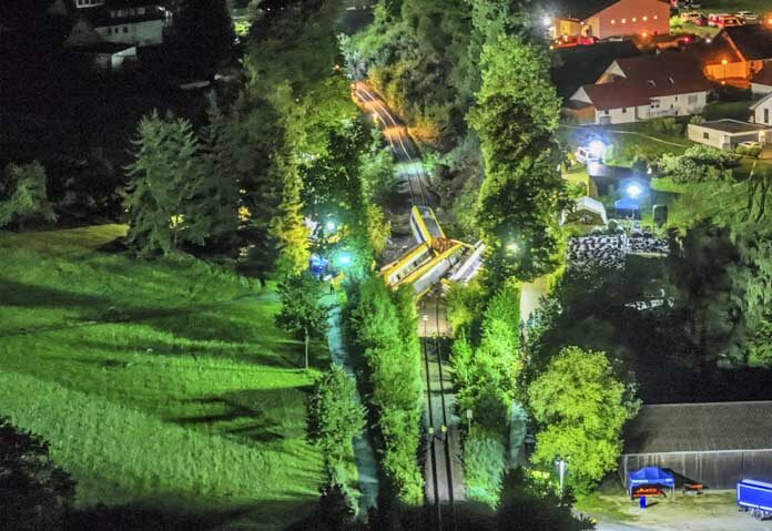 รถไฟเยอรมัน “ตกราง” ดับ 3 ศพ-เจ็บกว่า 40 คน คาดฝนหนักทำดินถล่มทับเส้นทาง