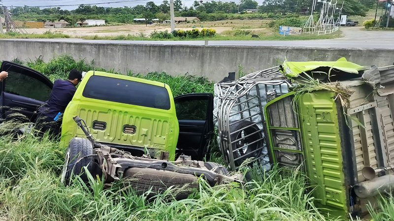 That's bananas! Pickup splits in two after 4-tonne durian blowout | News by Thaiger