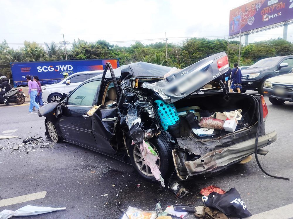 Major traffic accident in Nakhon Ratchasima leaves 10 vehicles damaged | News by Thaiger