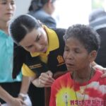 “รมว.นฤมล“ลงพื้นที่เยี่ยม”ยายสะทน“เหยื่อเหตุระเบิดชายแดนไทย–กัมพูชา”