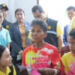 “รมว.นฤมล“ลงพื้นที่เยี่ยม”ยายสะทน“เหยื่อเหตุระเบิดชายแดนไทย–กัมพูชา”