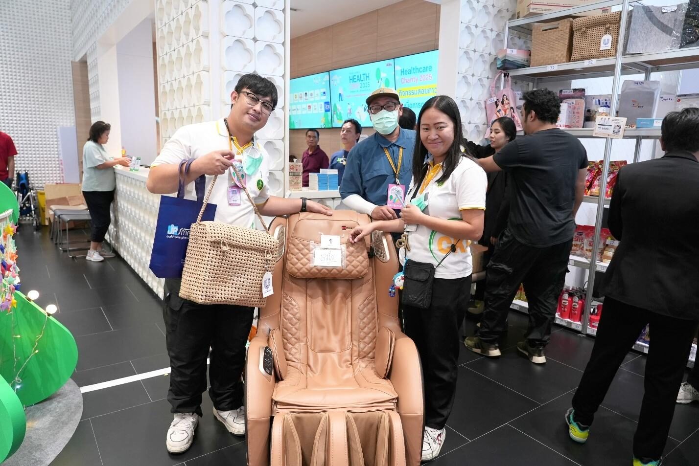 ภาพ 8 : เจ้าของดวงสุดเฮงคว้ารางวัลใหญ่กิจกรรมสอยดาว ภาพ 8 : เจ้าของดวงสุดเฮงคว้ารางวัลใหญ่กิจกรรมสอยดาว