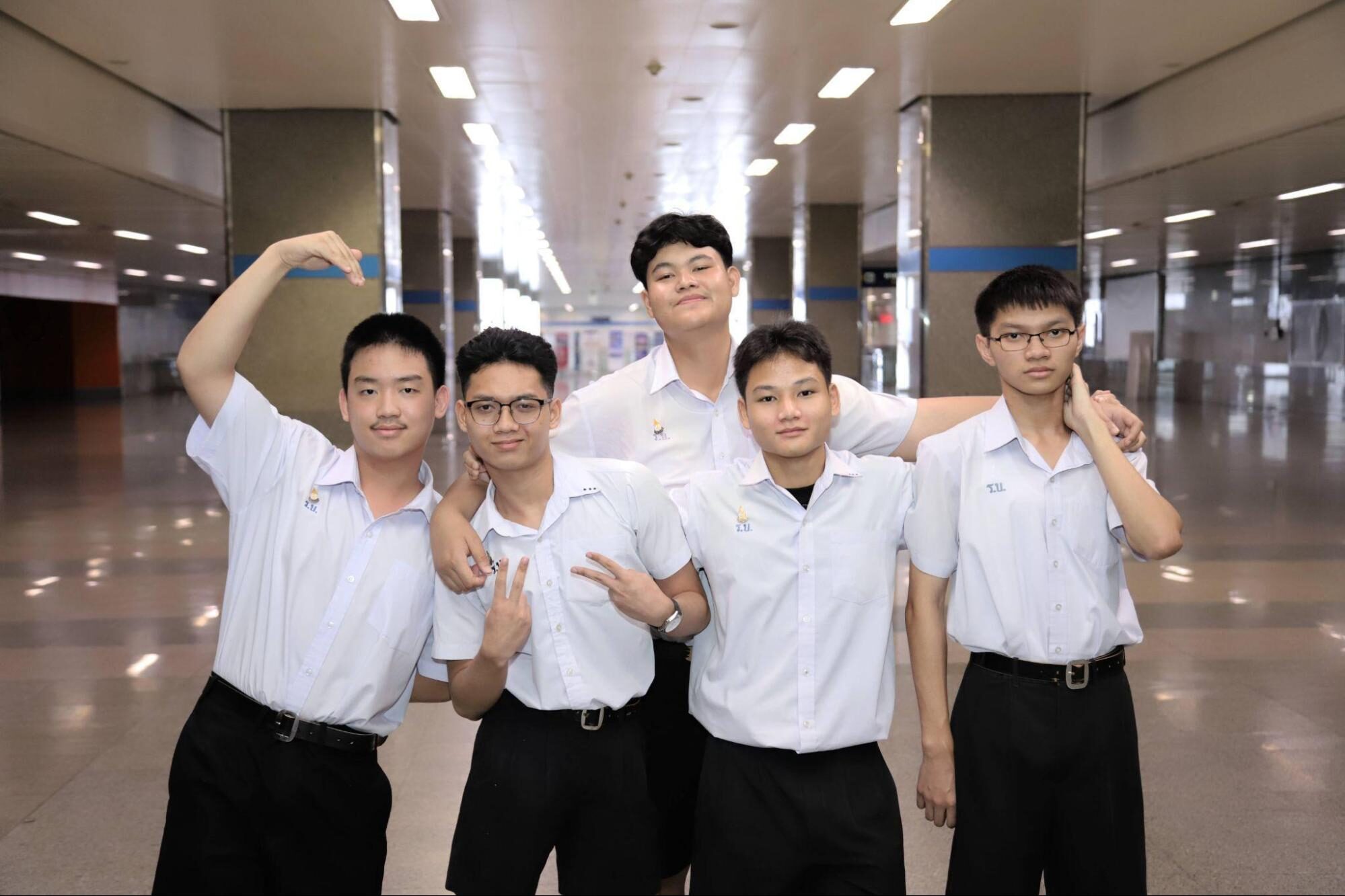 จากซ้าย : นายชุติพนธ์ เชษฐ์สกุลวิจิตร, นายสมศักดิ์ สิงห์ซอม, นายธภัทร ทวีชัย, นายชยพล วิกรานตพันธุ์ และนายชนะชล กตคุณวิสิทธิ์