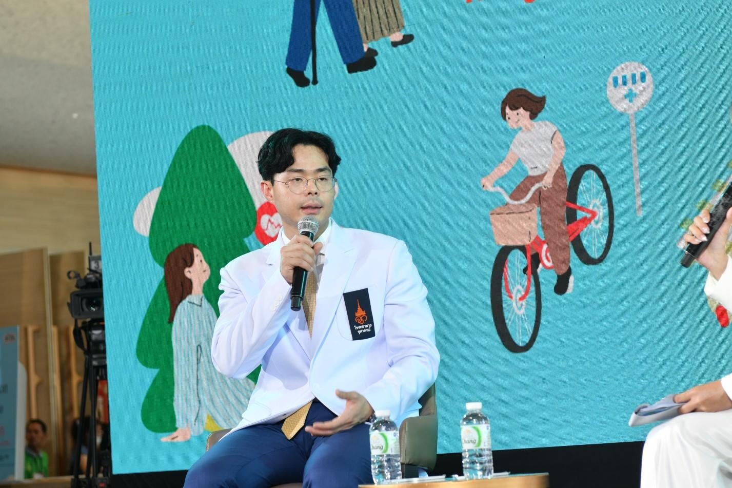 ภาพ 4 : นพ.โชคอนันต์ ไทยถิรโรจน์ รพ.จุฬาภรณ์ ราชวิทยาลัยจุฬาภรณ์ อธิบายจุดเริ่มต้นของภาวะที่นำไปสู่หัวใจลัมเหลว ภาพ 4 : นพ.โชคอนันต์ ไทยถิรโรจน์ รพ.จุฬาภรณ์ ราชวิทยาลัยจุฬาภรณ์ อธิบายจุดเริ่มต้นของภาวะที่นำไปสู่หัวใจลัมเหลว