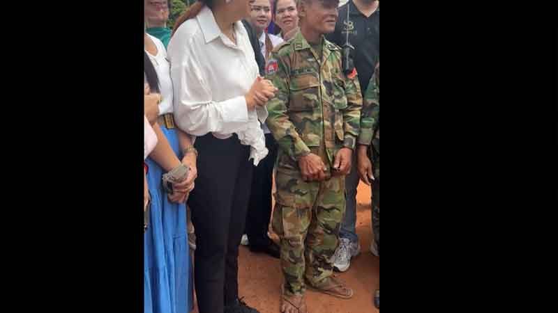 จ่าสมครกฟีเวอร์ หลังสวมรองเท้าเตะแบกRPG ขู่ทหารไทย อินฟลูฯเขมรให้กำลังใจ มอบอีก 15 บาท