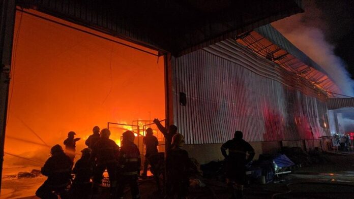 Samut Sakhon warehouse fire contained after two hours | News by Thaiger