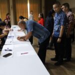 พ่อเมืองโคราช จับ ขรก. ตรวจปัสสาวะหาสารเสพติด พบฉี่ม่วง 16 ราย ลาออกทันที