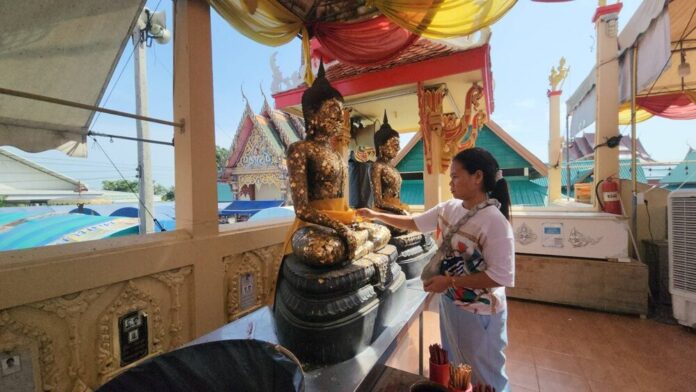 สาวเขย่าเซียมซี ขอโชคใหญ่ หลวงพ่อสมหวัง ได้ 2 ตัว ฮือฮามีเลขตรงกัน