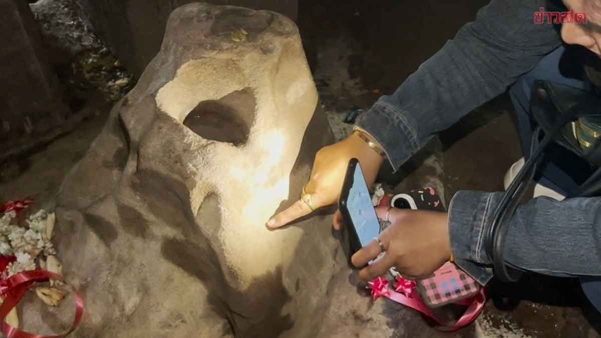 .นักท่องเที่ยวไทย คึกคัก ปราสาทตาควาย ไม่พลาด ส่องเลขเด็ด หินศิลา กลางตัวปราสาท.