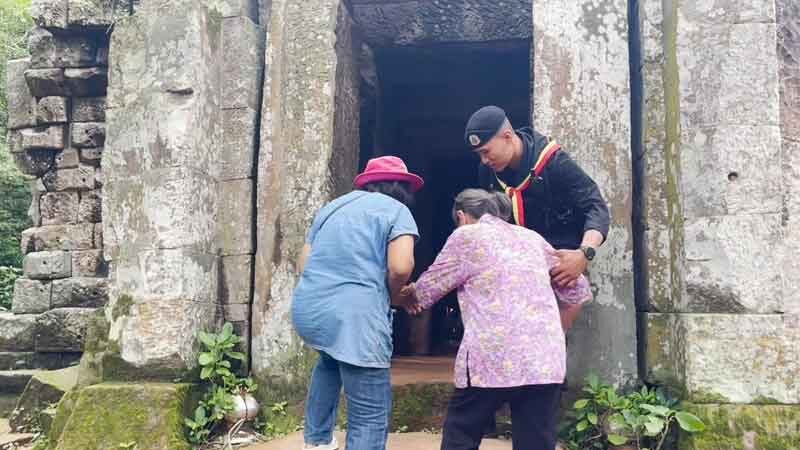 Visitors flock to Prasat Ta Kwai for offerings and lucky numbers | News by Thaiger