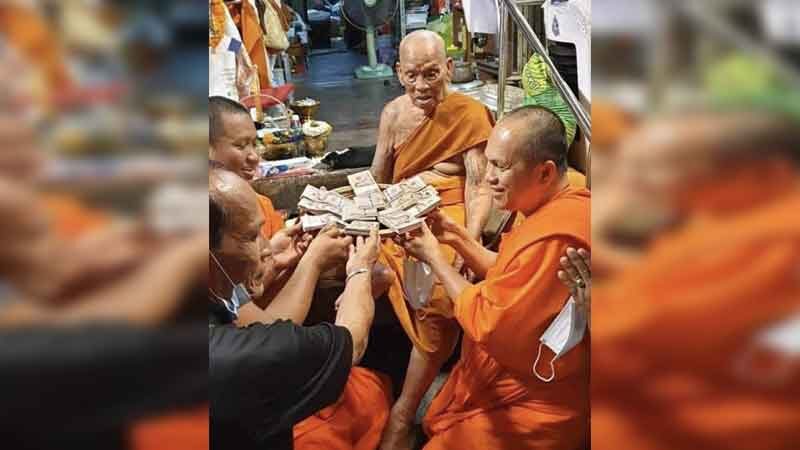 เปิดภาพ "ทิดสฤษดิ์" เข้ารับเงินบริจาค 30 ล้าน ตร.ปปป. เร่งสอบปมทุจริตเงินวัดไปใช้ส่วนตัว