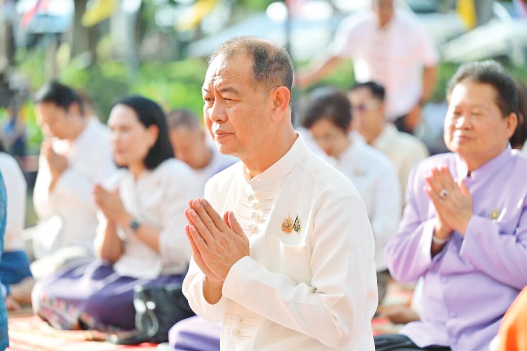 ข่าวสดพระเครื่อง - อิ่มบุญ-ตักบาตรทางน้ำ ริมคลองข้าวตอก-พิจิตร