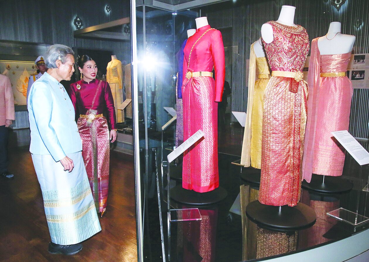 สตรี - ชุดไทยเฉลิมพระเกียรติ สมเด็จพระพันปีหลวง