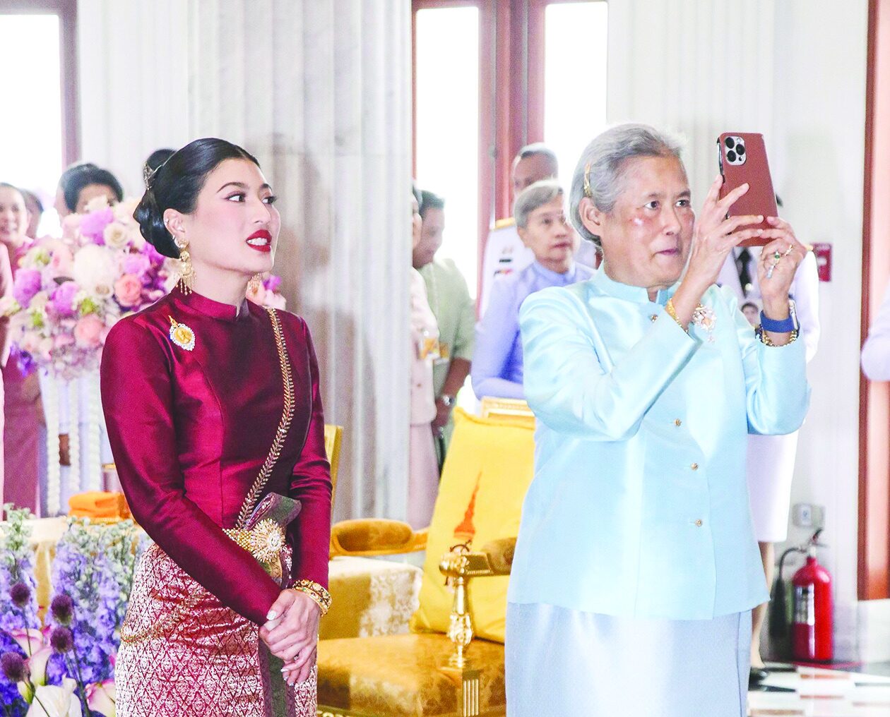 สตรี - ชุดไทยเฉลิมพระเกียรติ สมเด็จพระพันปีหลวง