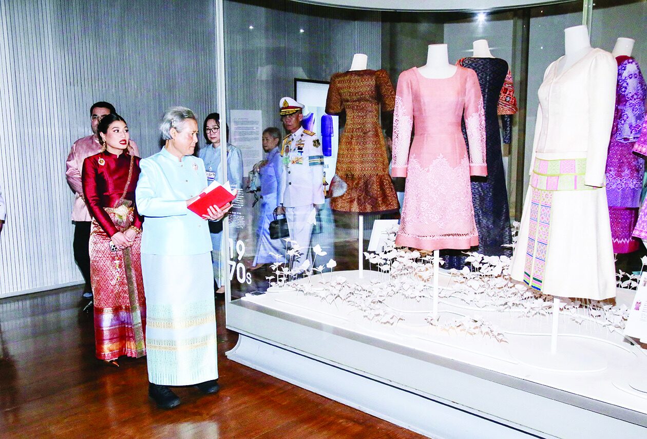 สตรี - ชุดไทยเฉลิมพระเกียรติ สมเด็จพระพันปีหลวง