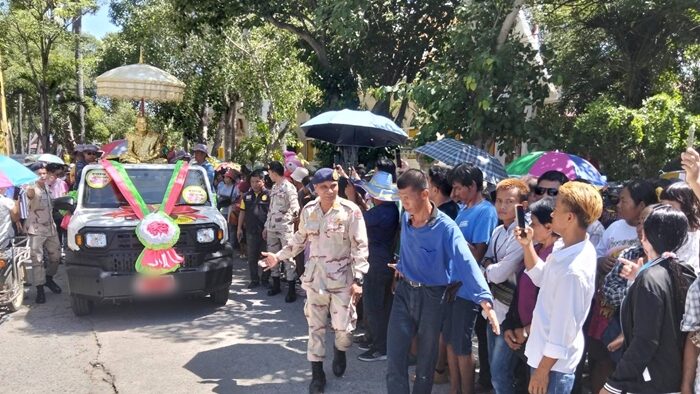 นับหมื่นแห่ร่วมงาน วัดดังสุพรรณบุรี ส่องทะเบียนรถนำขบวน หลวงพ่อขอม เกจิชื่อดัง นักเสี่ยงโชคไม่พลาดซื้อเกลี้ยงแผง เผย สาวดวงเฮง คว้ารถป้ายแดงไปครอง