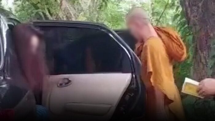ตำรวจออกตรวจ พบเก๋งต้องสงสัย เข้าไปตรวจ เปิดประตูมาแทบช็อก พระวัดดังบึงกาฬ อยู่กับ สีกา สองต่อสองในรถ เผยสาเหตุทำไมสงสัยรถคันนี้