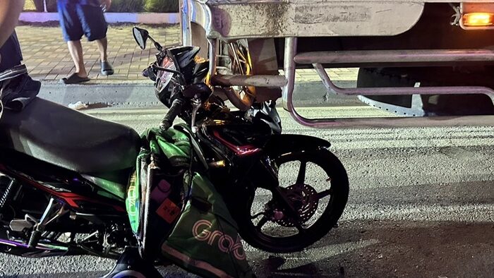 GrabFood rider dies in collision with parked truck in Bangkok | News by Thaiger